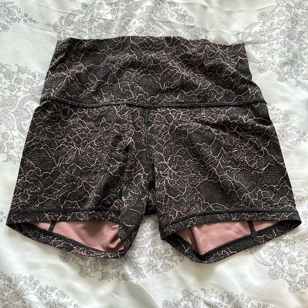 Lululemon ALIGN SHORT *4"
COLOUR: LACESCAPE SPANISH ROSE BLACK
SIZE 8